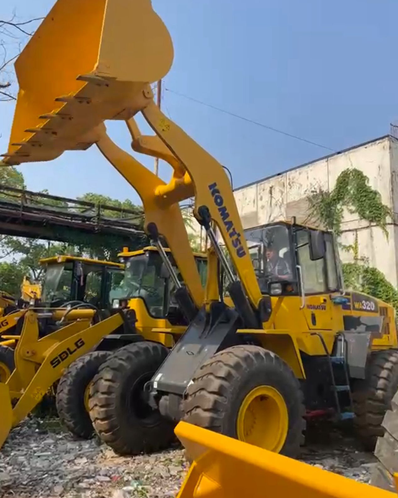 Incarcator frontal KOMATSU WA320, second-hand